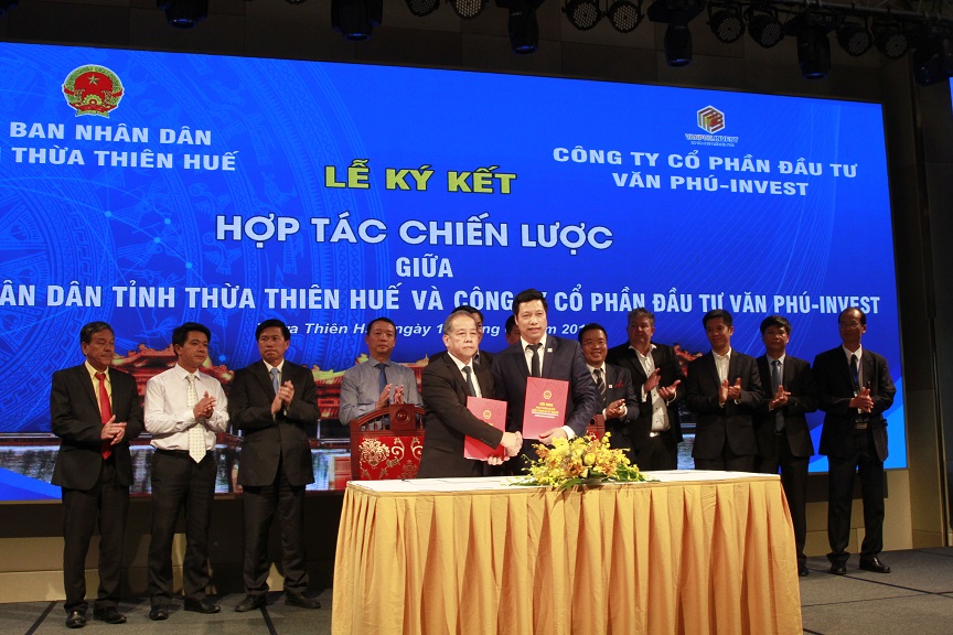 UBND tỉnh Thừa Thiên-Huế ký kết hợp tác chiến lược với Công ty Cổ phần đầu tư Văn Phú - Invest. Ảnh VGP/Thế Phong