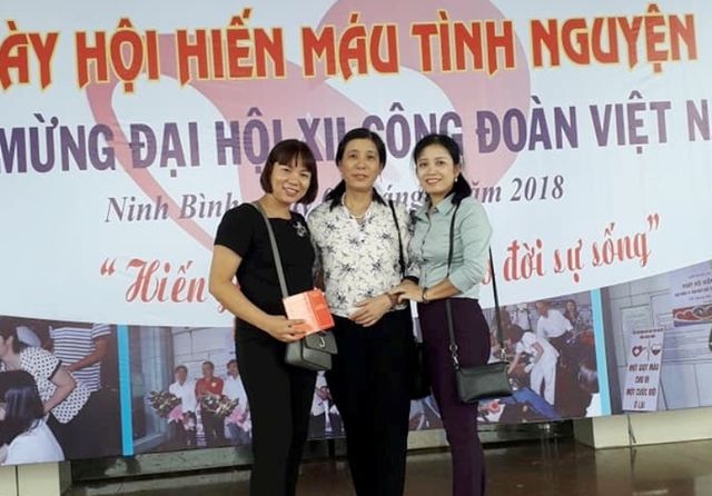 Cô Mai Hoa (ngoài cùng bên phải) không chỉ thường xuyên tham gia hiến máu mà còn là một tình nguyện viên nhiệt huyết trong phong trào hiến máu cứu người.