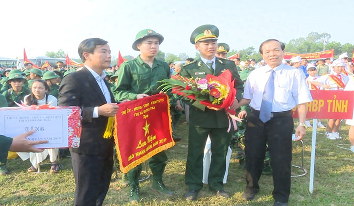 Đồng chí Hồ Văn Hải, UVTV, Trưởng ban Nội chính Tỉnh ủy và Phó chủ tịch UBND tỉnh Nguyễn Văn Phương tặng hoa và quà cho đơn vị nhận quân -----------------------------------------