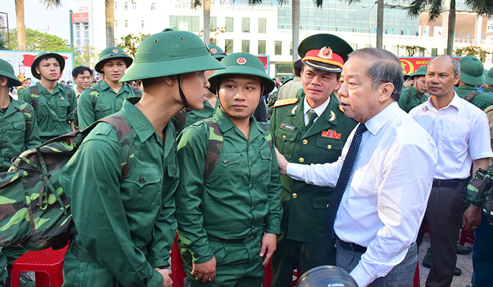 Đồng chí Phan Ngọc Thọ, Phó bí thư Tỉnh ủy, Chủ tịch UBND tỉnh động viên các thanh niên thành phố Huế lên đường nhập ngũ -----------------------------------------