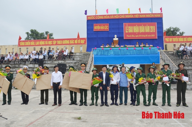 Đại diện chính quyền huyện Hậu Lộc, tỉnh Thanh Hóa tặng quà lưu niệm cho các đơn vị nhận quân. Ảnh: Báo Thanh Hóa