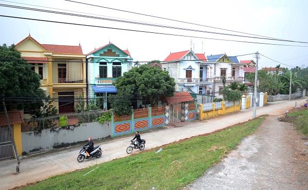 Những dãy nhà cao tầng, khang trang mọc lên ngày một nhiều trong xã Châu Sơn nhờ phong trào XKLĐ