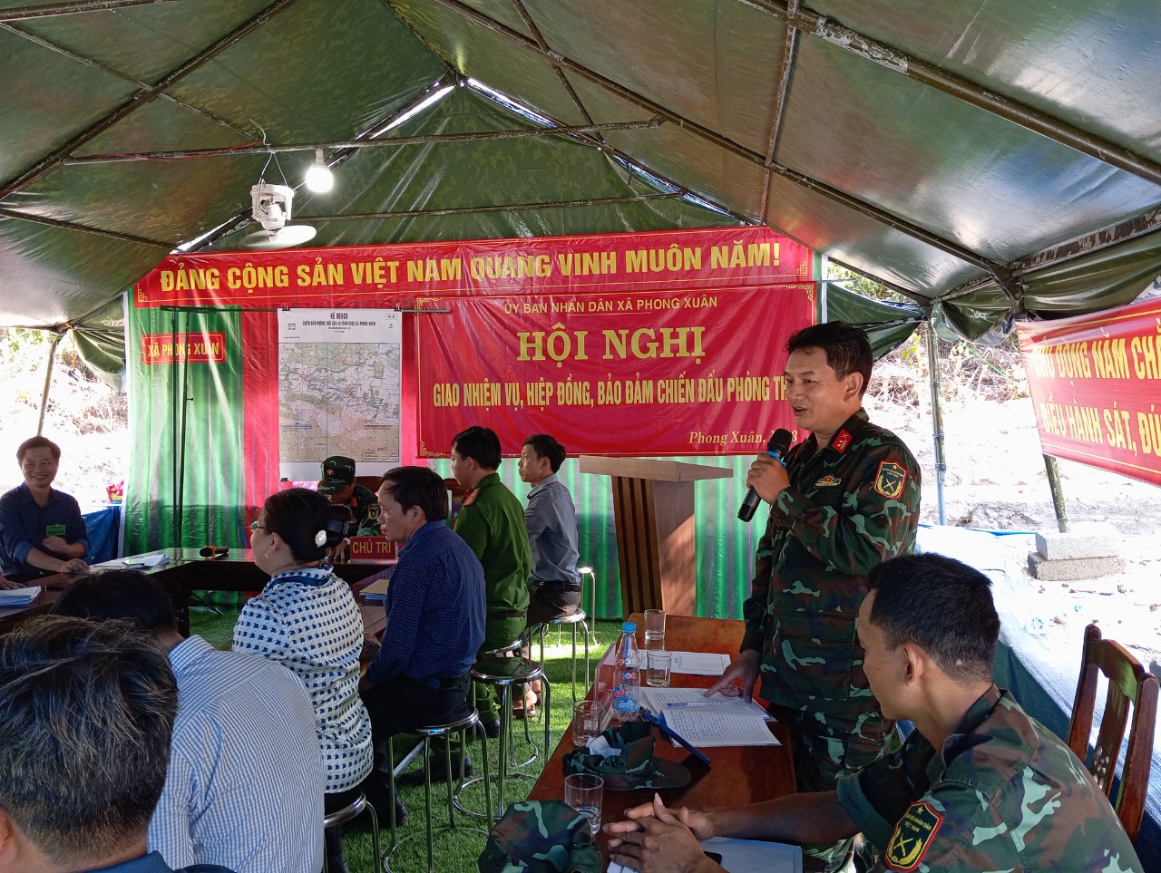 Đc Trung tá Trần Mạnh Hải CTVP kiêm CNTC Ban CHQS thị xã Hương Thuỷ phát biẻu