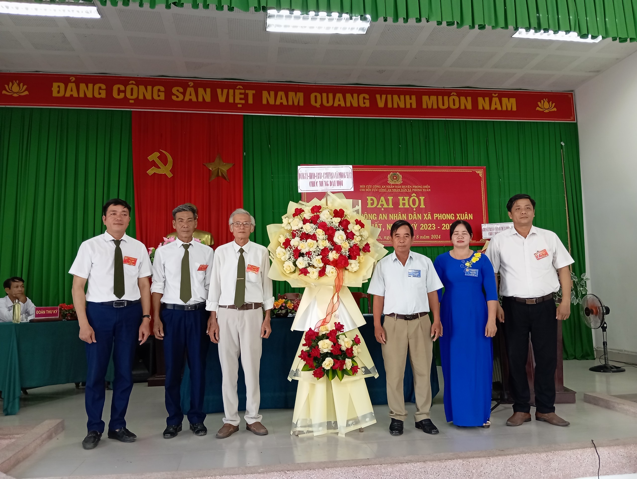 Đại diện TT Đảng ủy, HĐND, UBND, Ủy ban MTTQ Việt Nam xã đã tặng hoa chúc mừng đại hội.